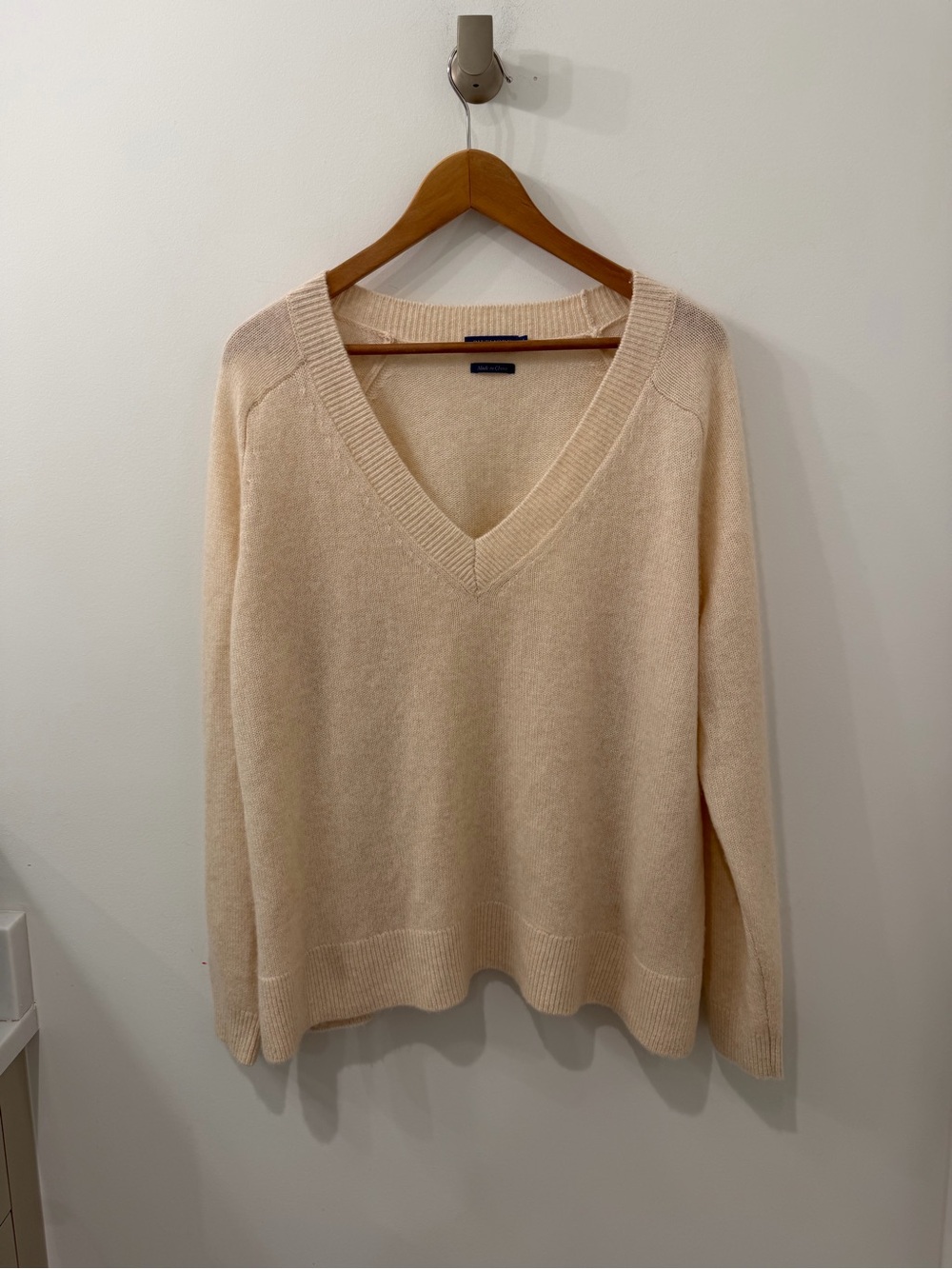 Biltmore Cashmere Women’s V-Neck Cream Ivory Sweater